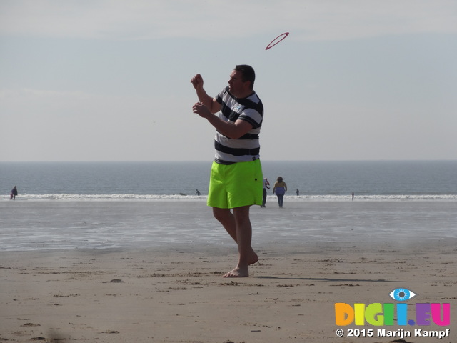 DSC02630 Rick scared of frisbee